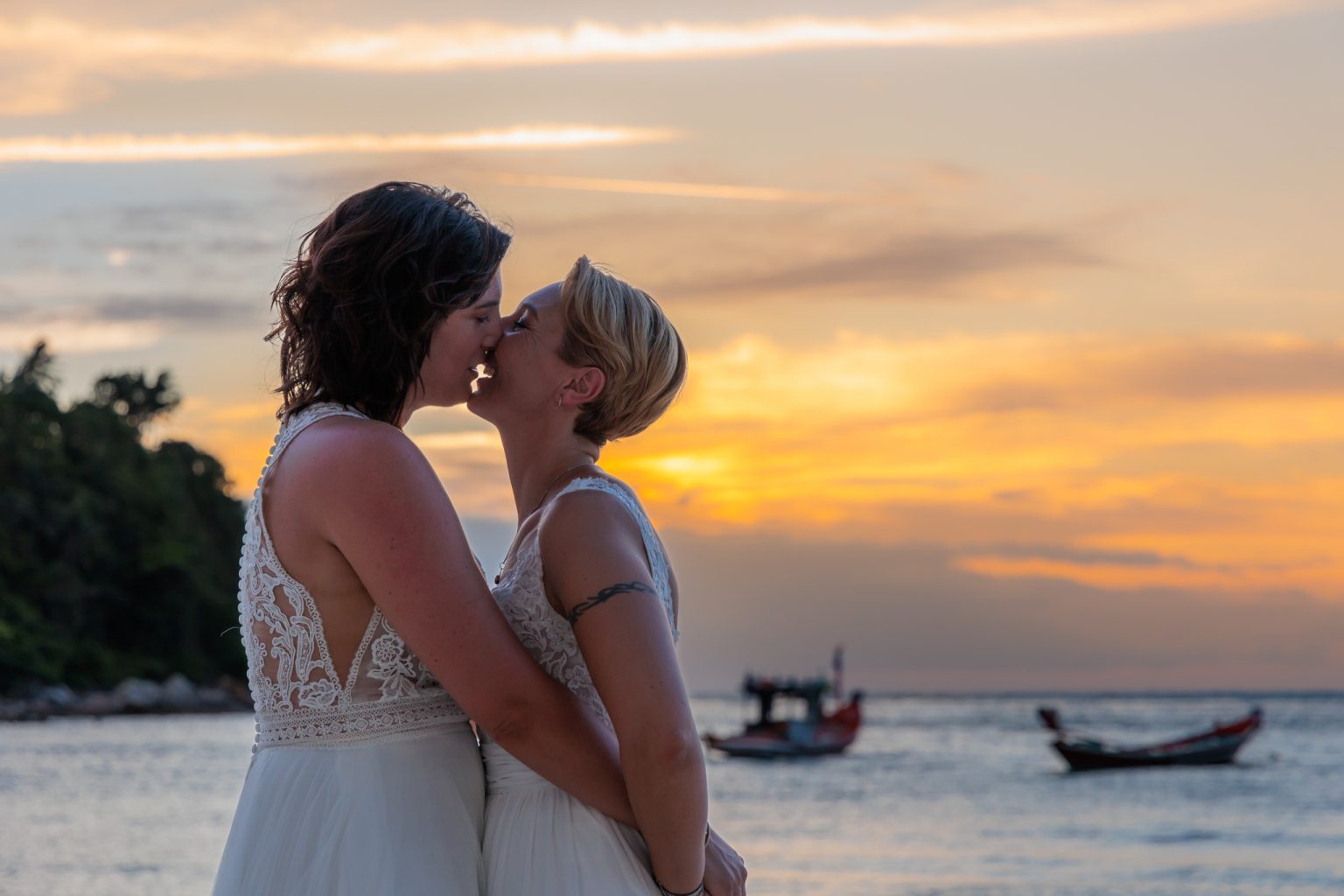 sunset kiss bridal couple
