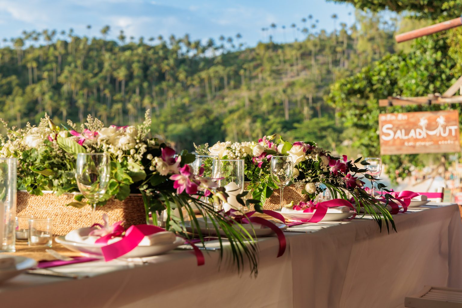 wedding dinner table mountains