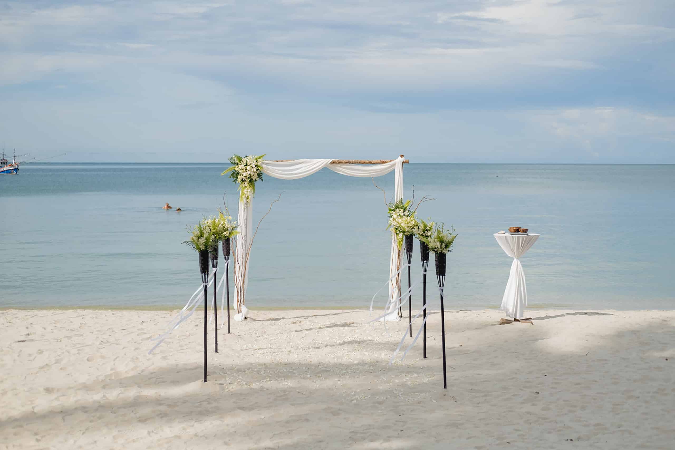 beach wedding ceremony decoration