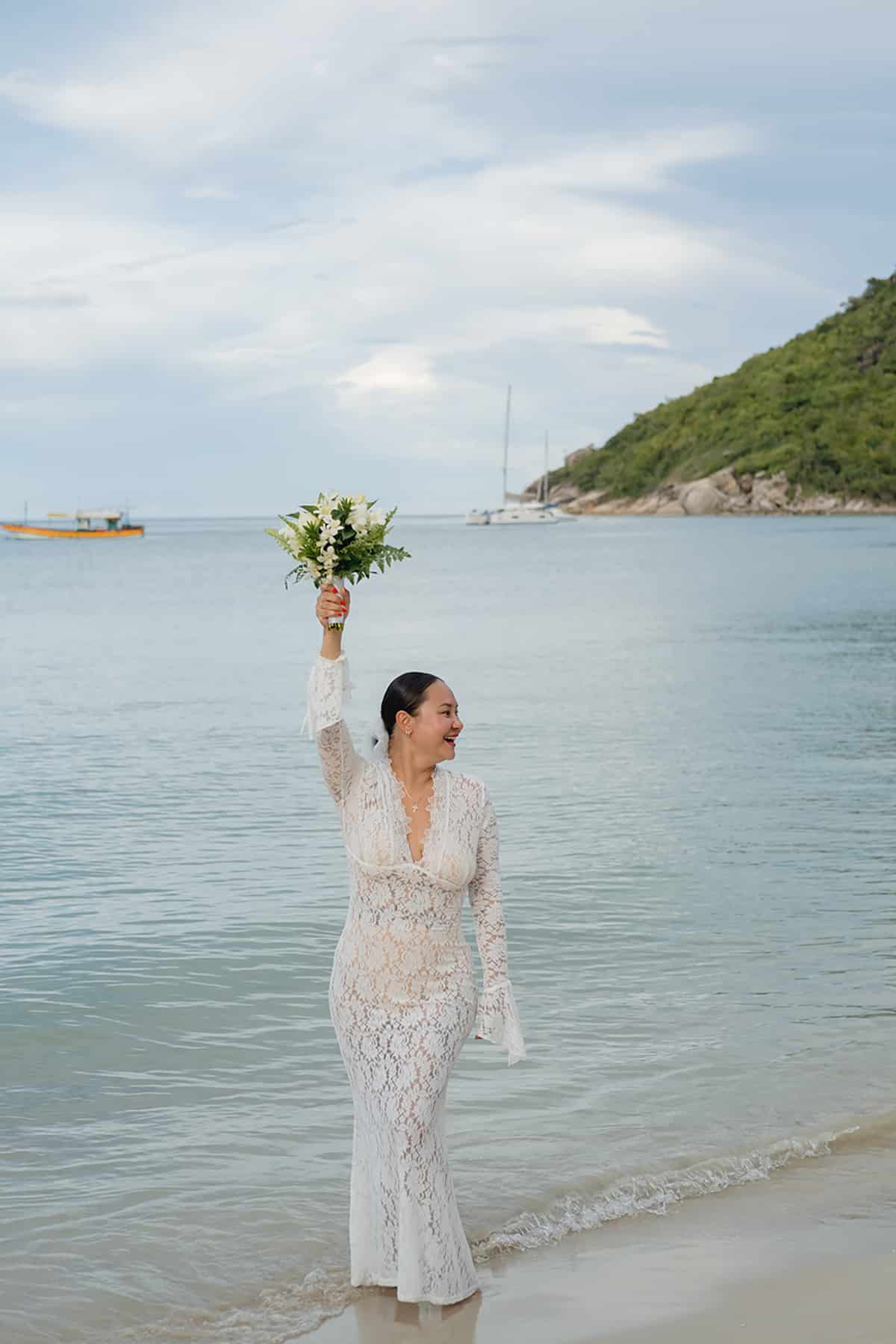 bride beach wedding bouquet