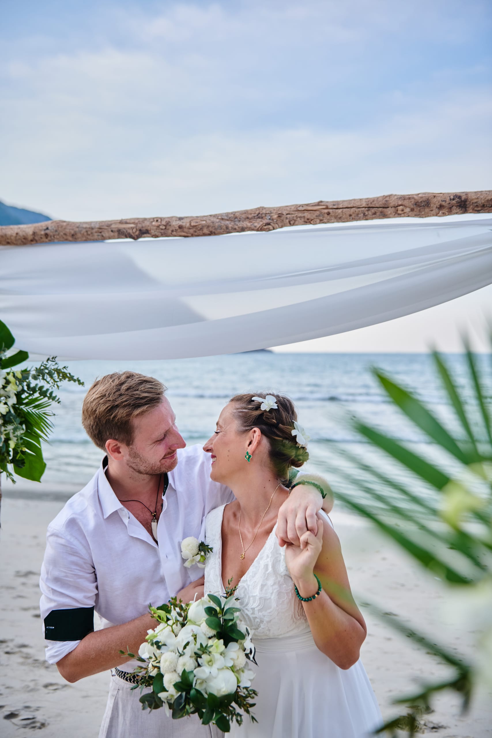 beach wedding couple shooting