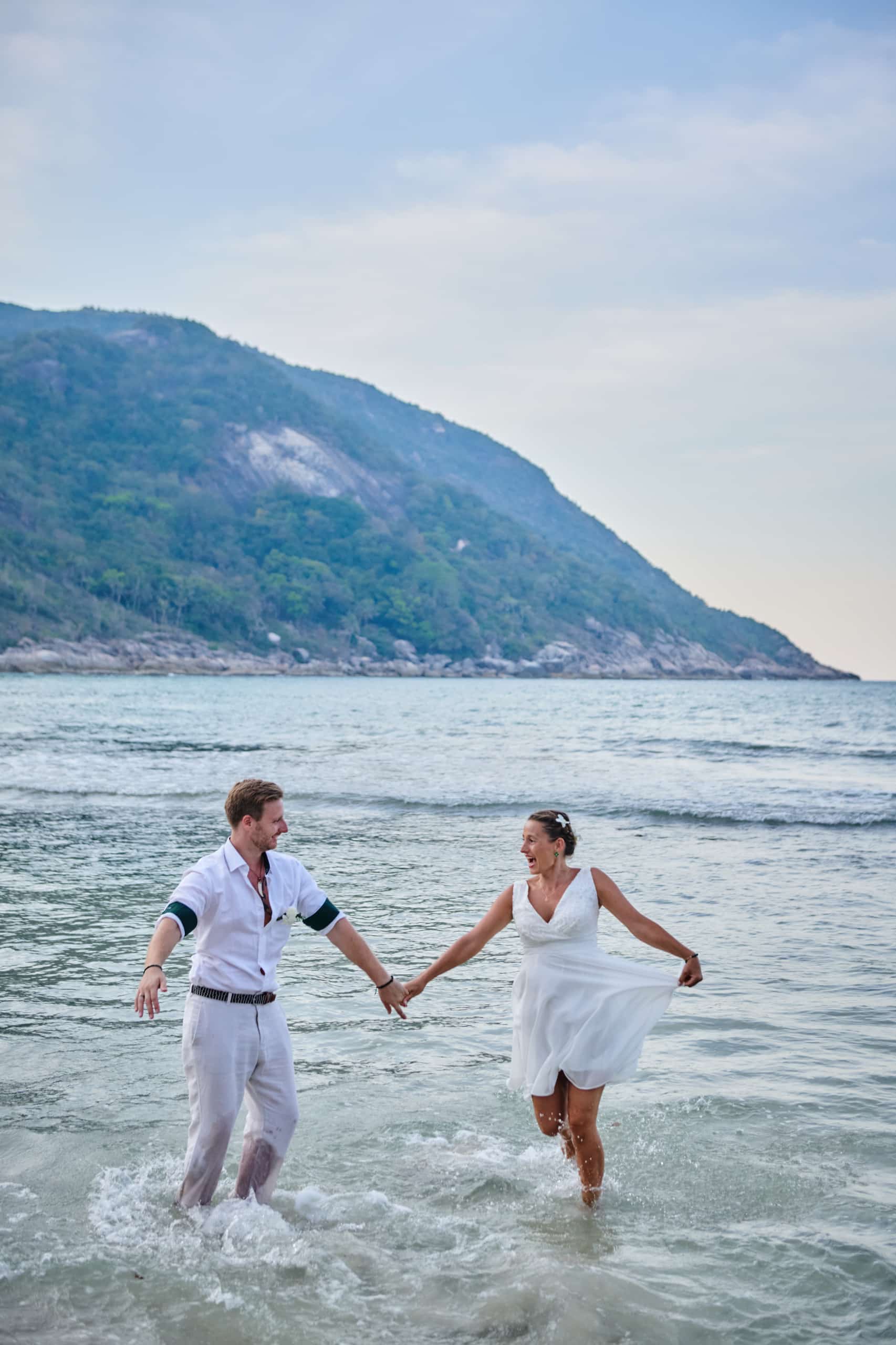 beach wedding couple shooting