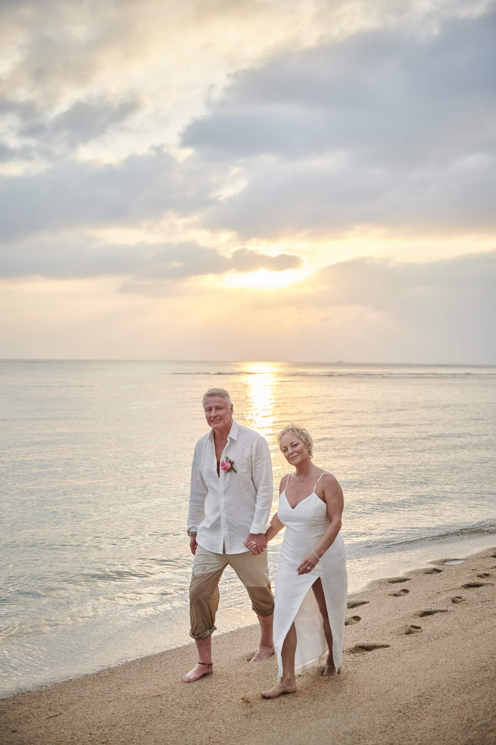 beach wedding couple shooting
