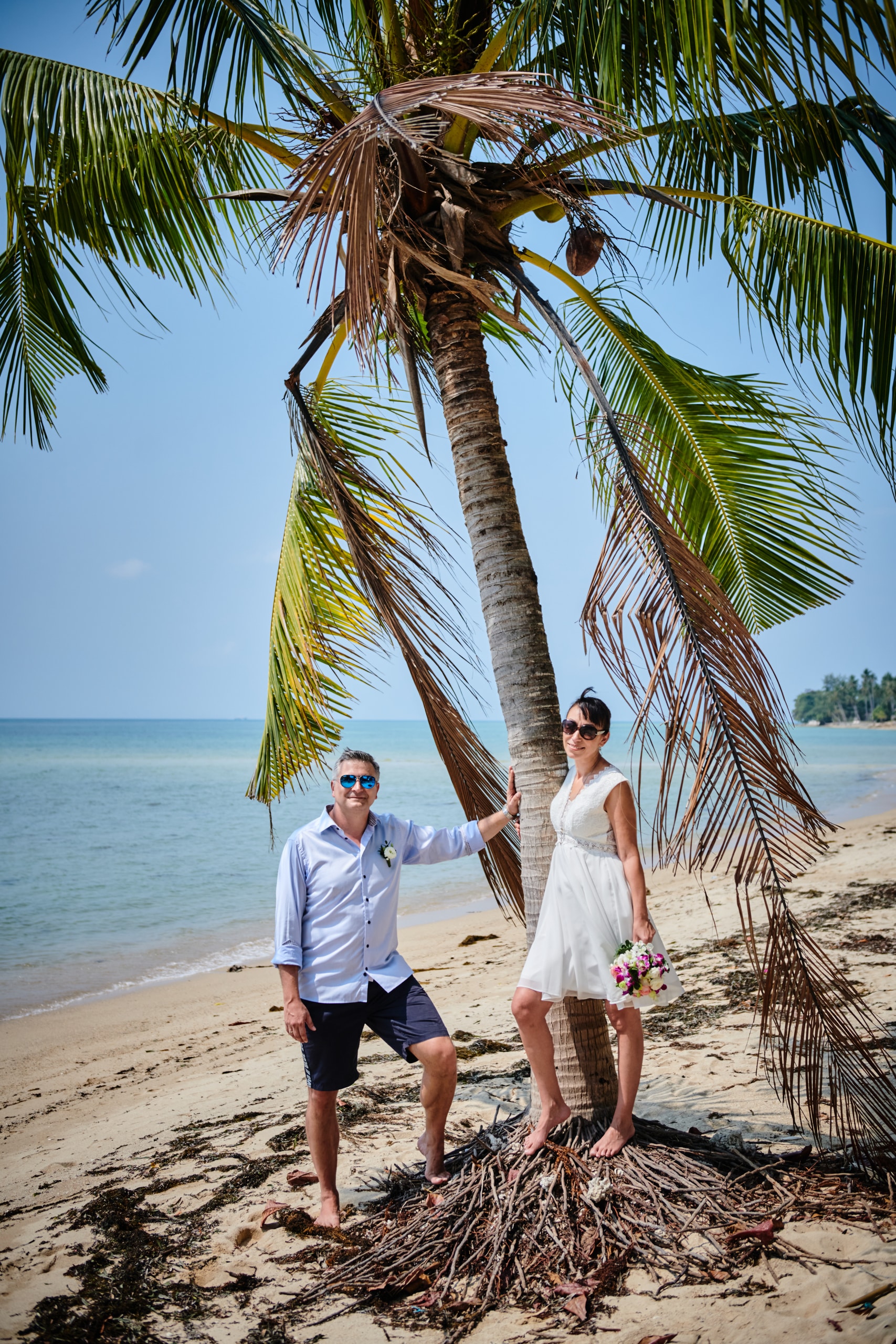 beach wedding couple shooting