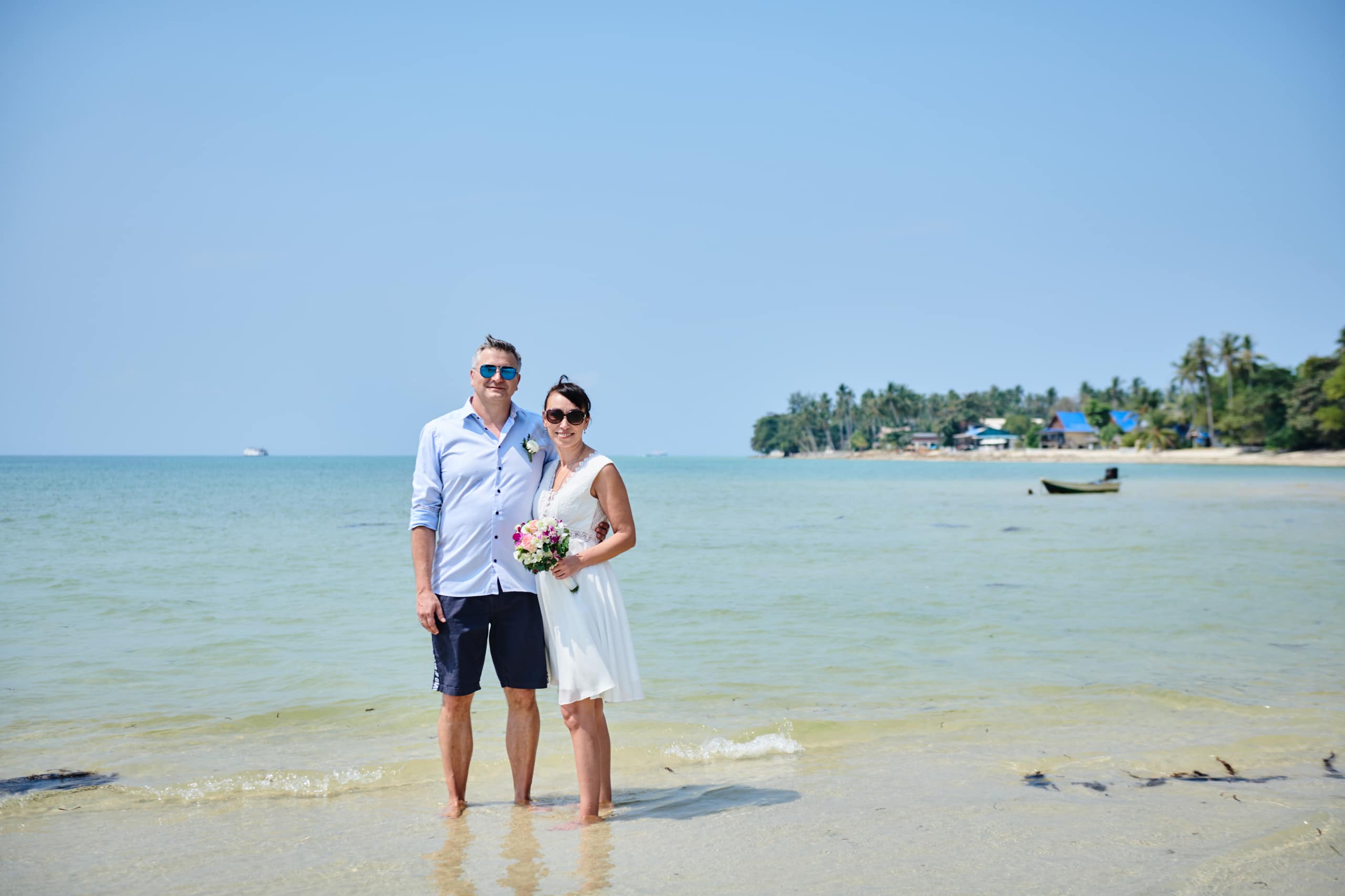 beach wedding couple shooting