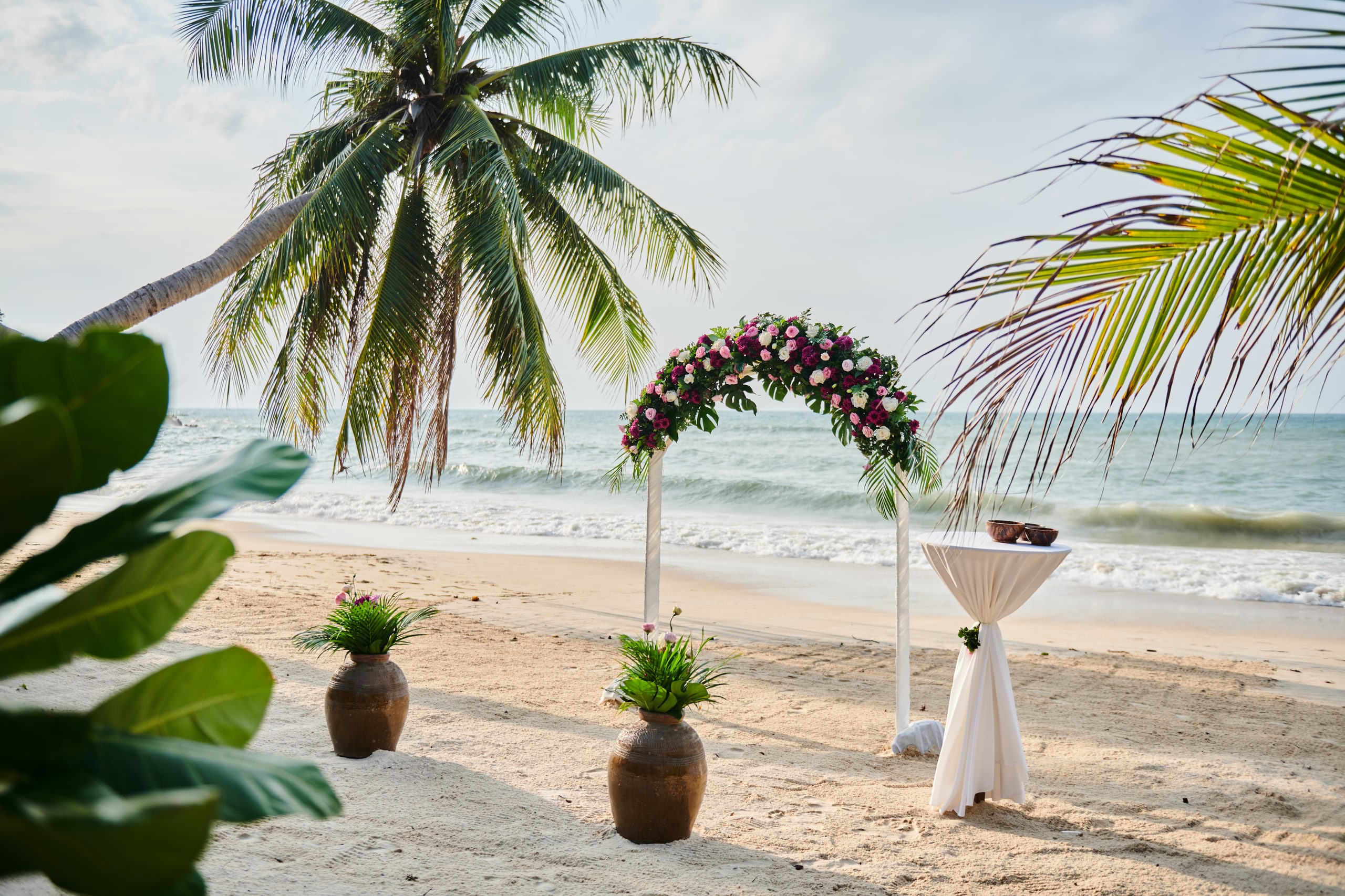 beach wedding ceremony decoration