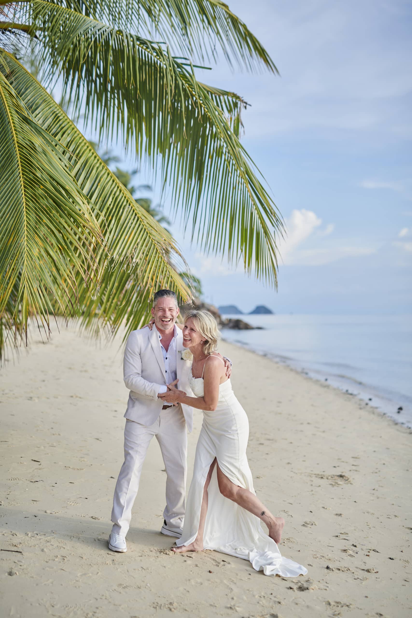 beach wedding couple shooting