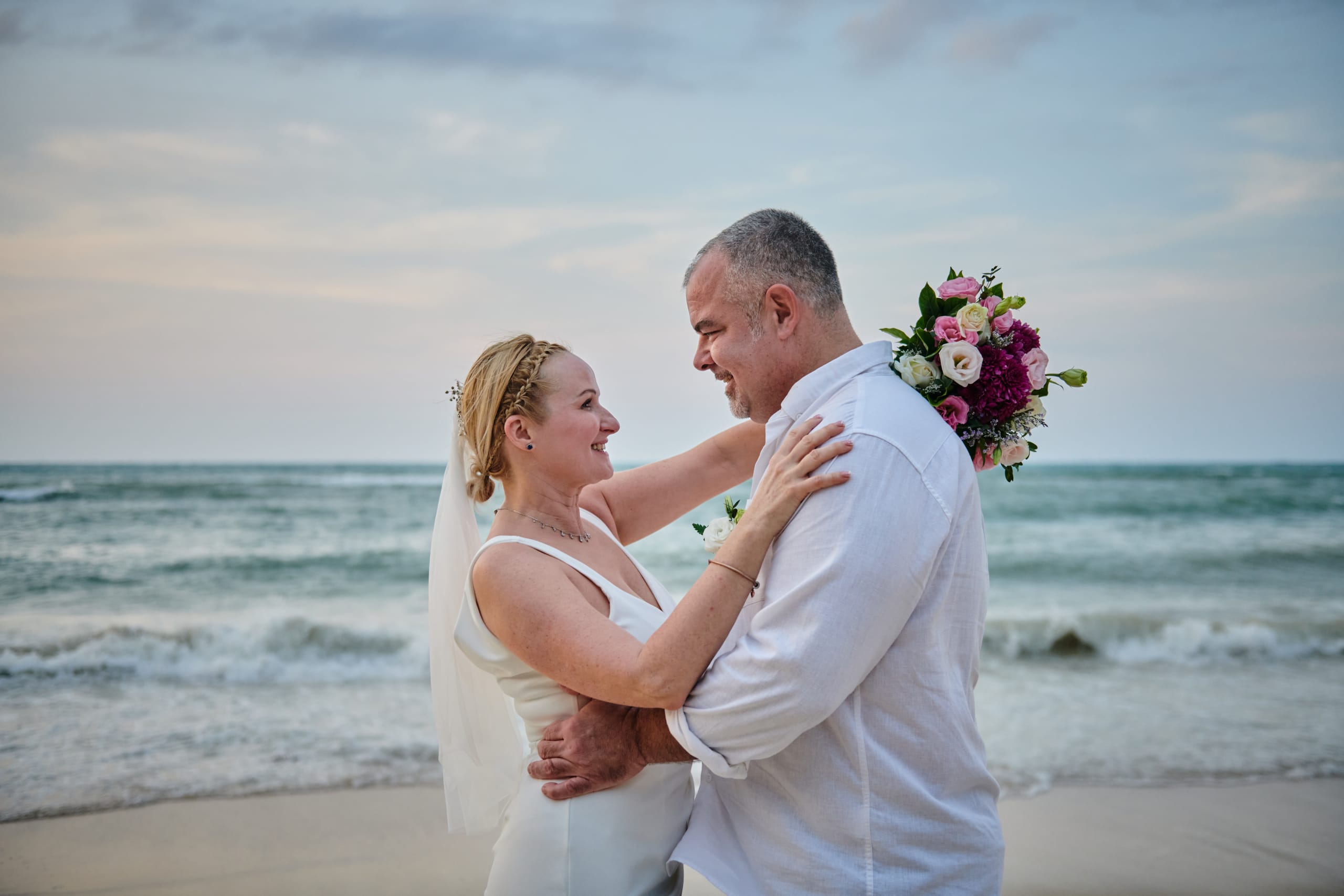 beach wedding couple shooting