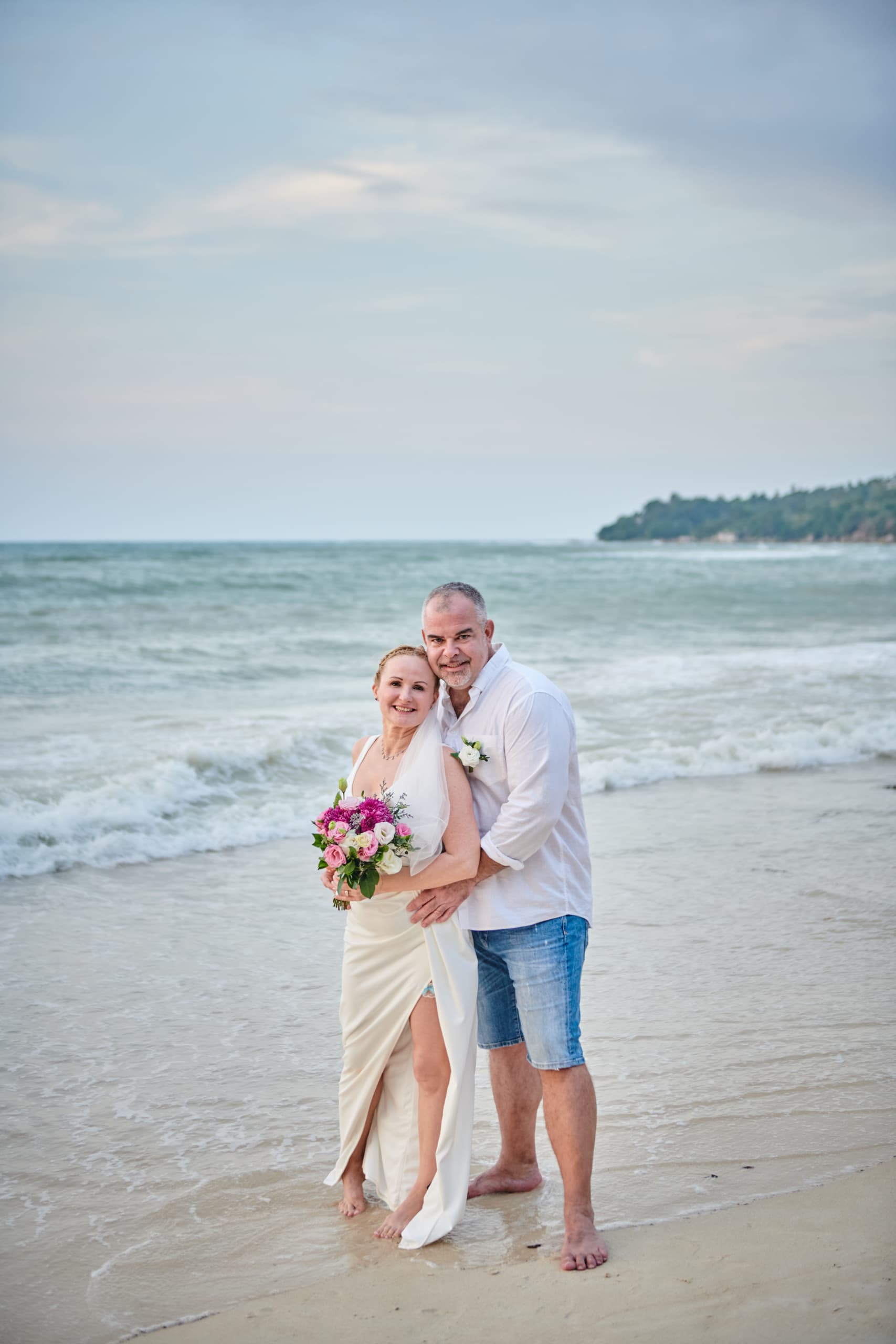 beach wedding couple shooting