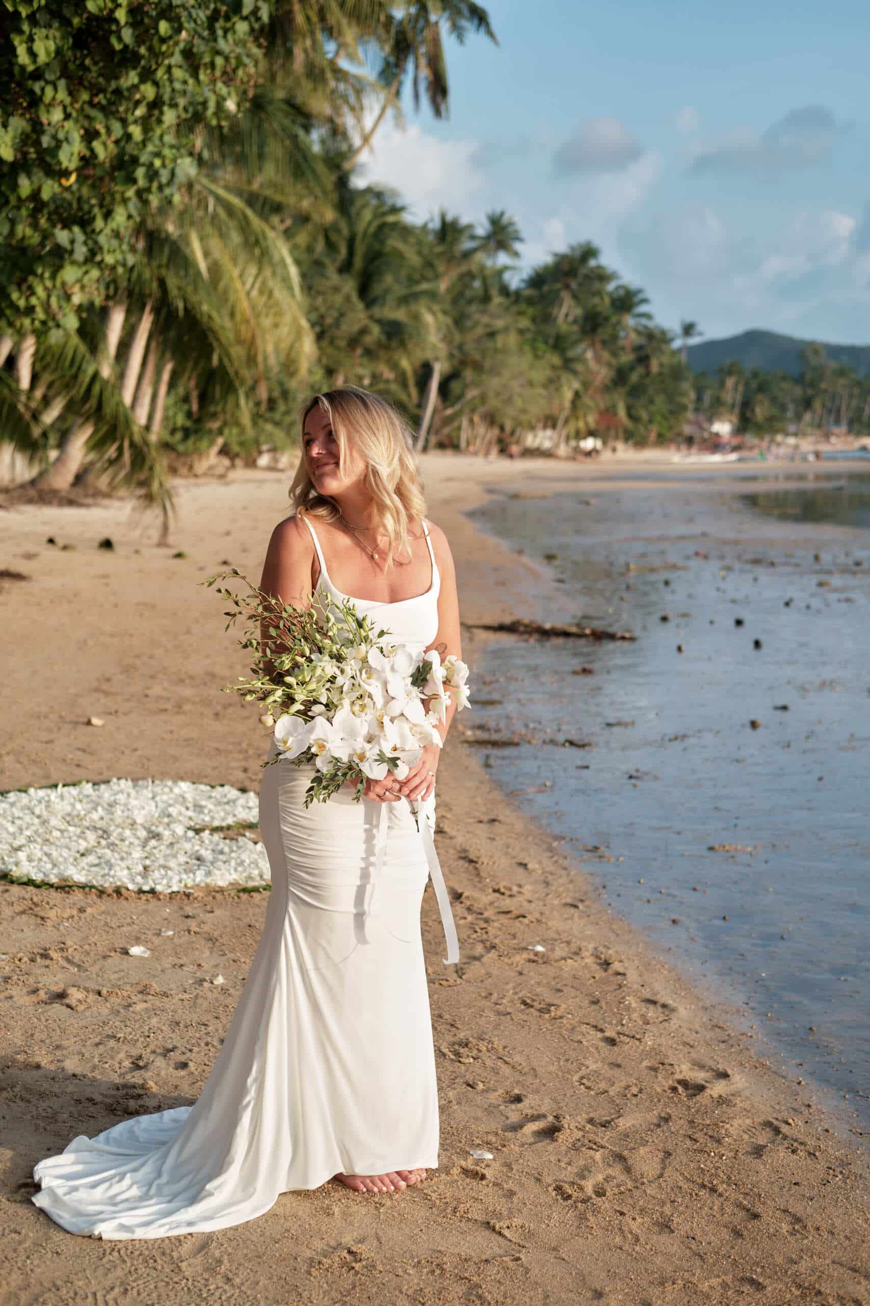 beach wedding bride flowers