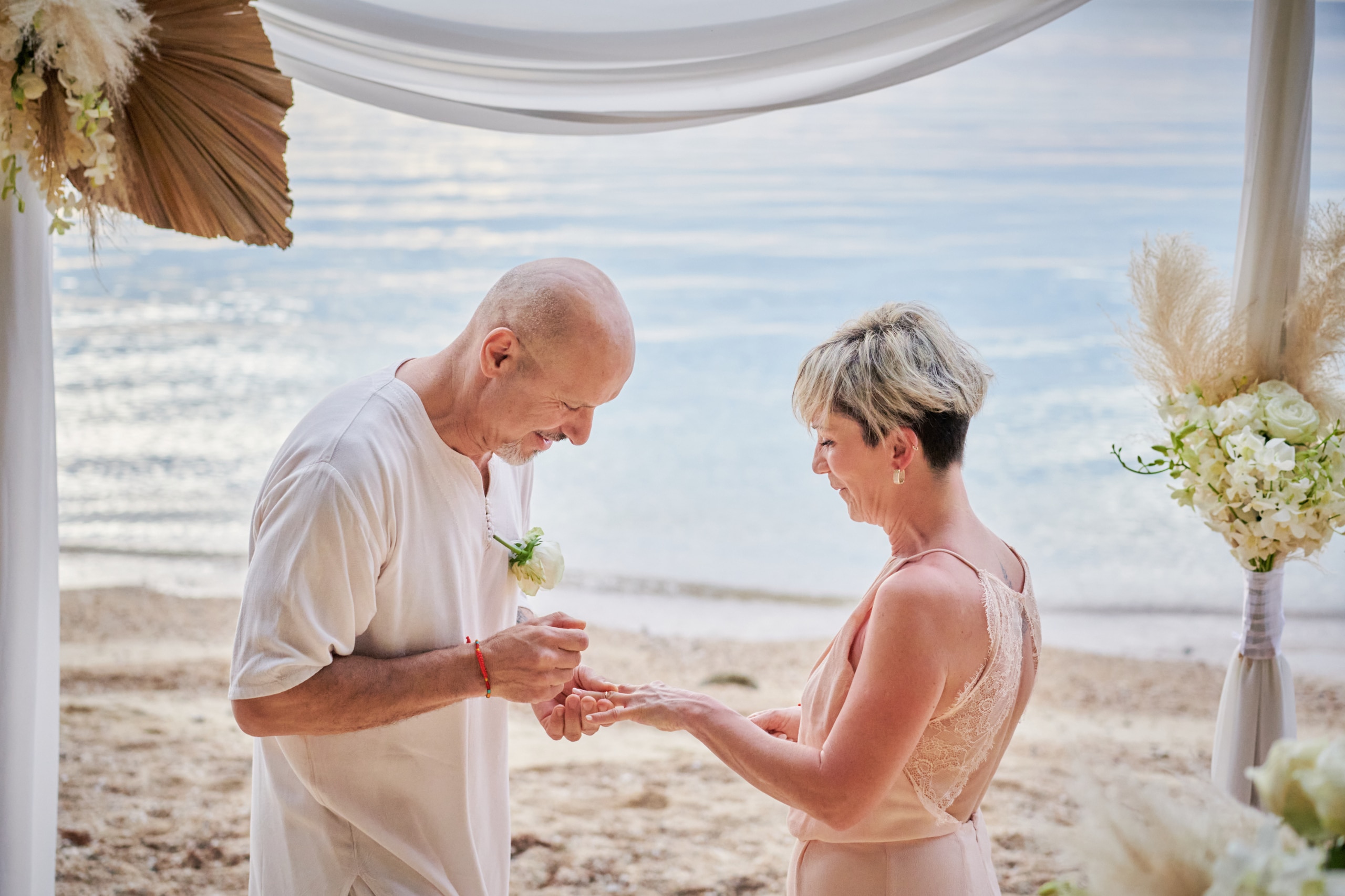 beach wedding couple rings