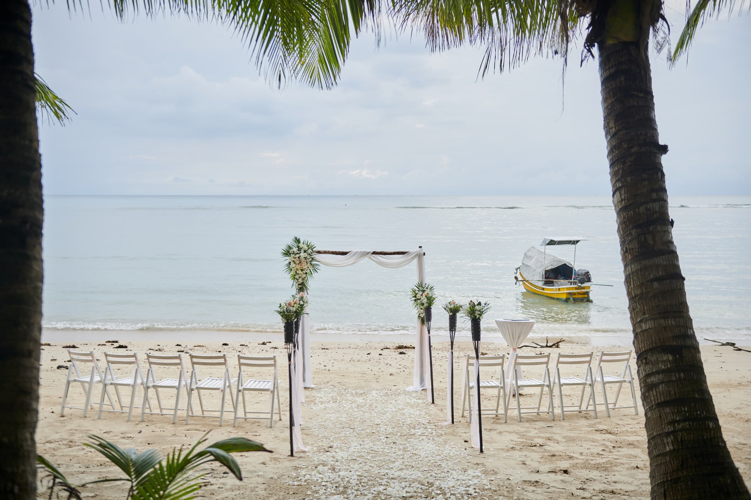 beach wedding ceremony decoration