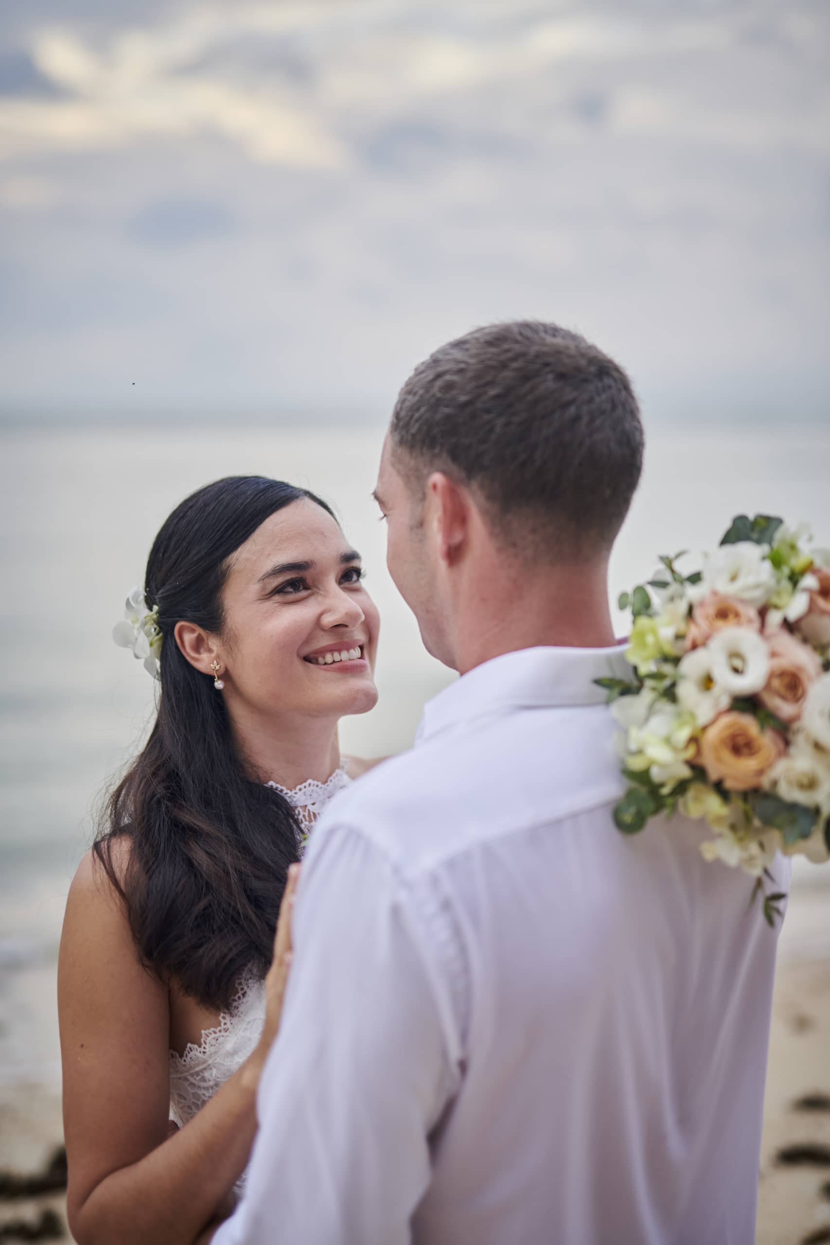 wedding couple beach shooting flower bouquet