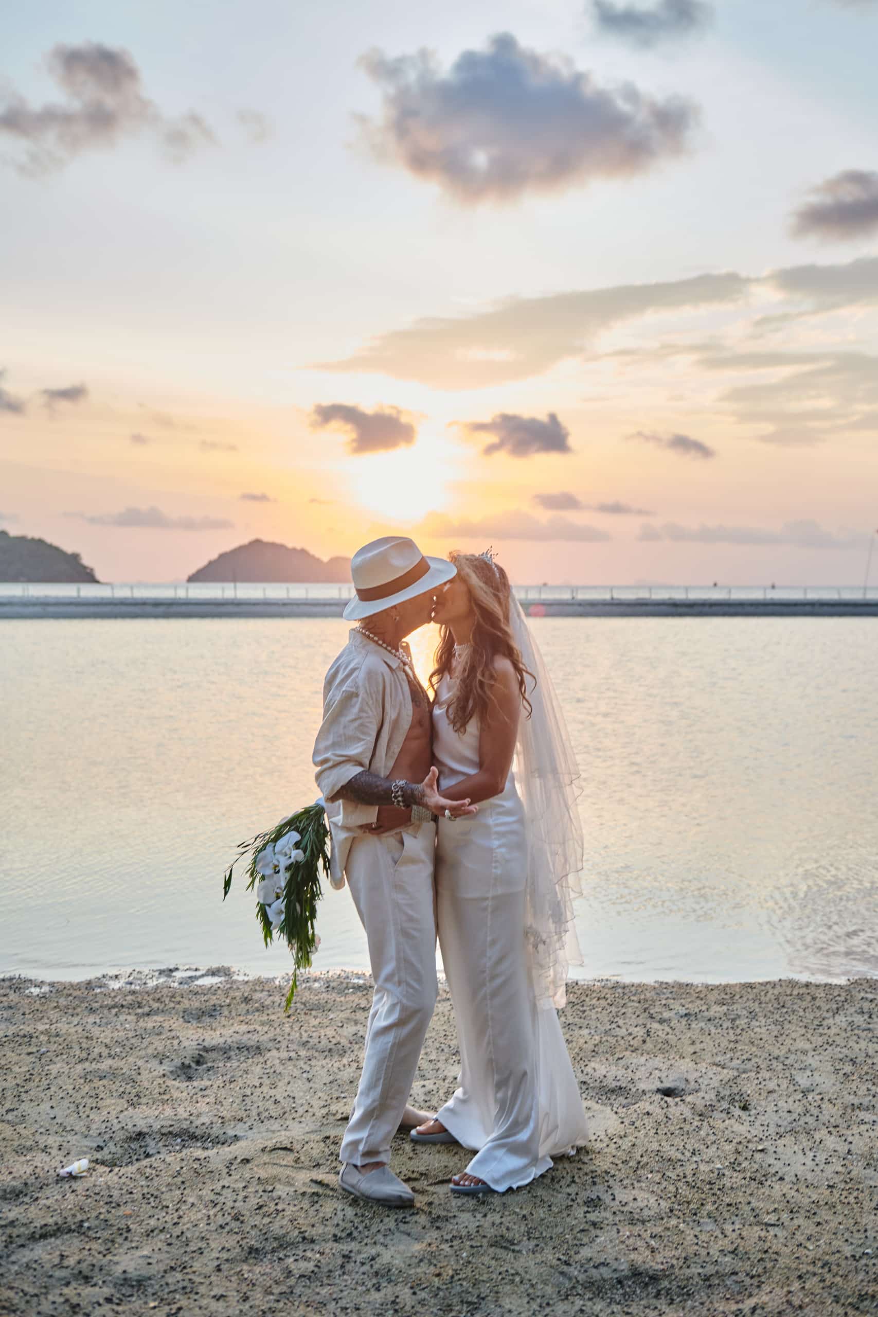 wedding couple sunset shooting